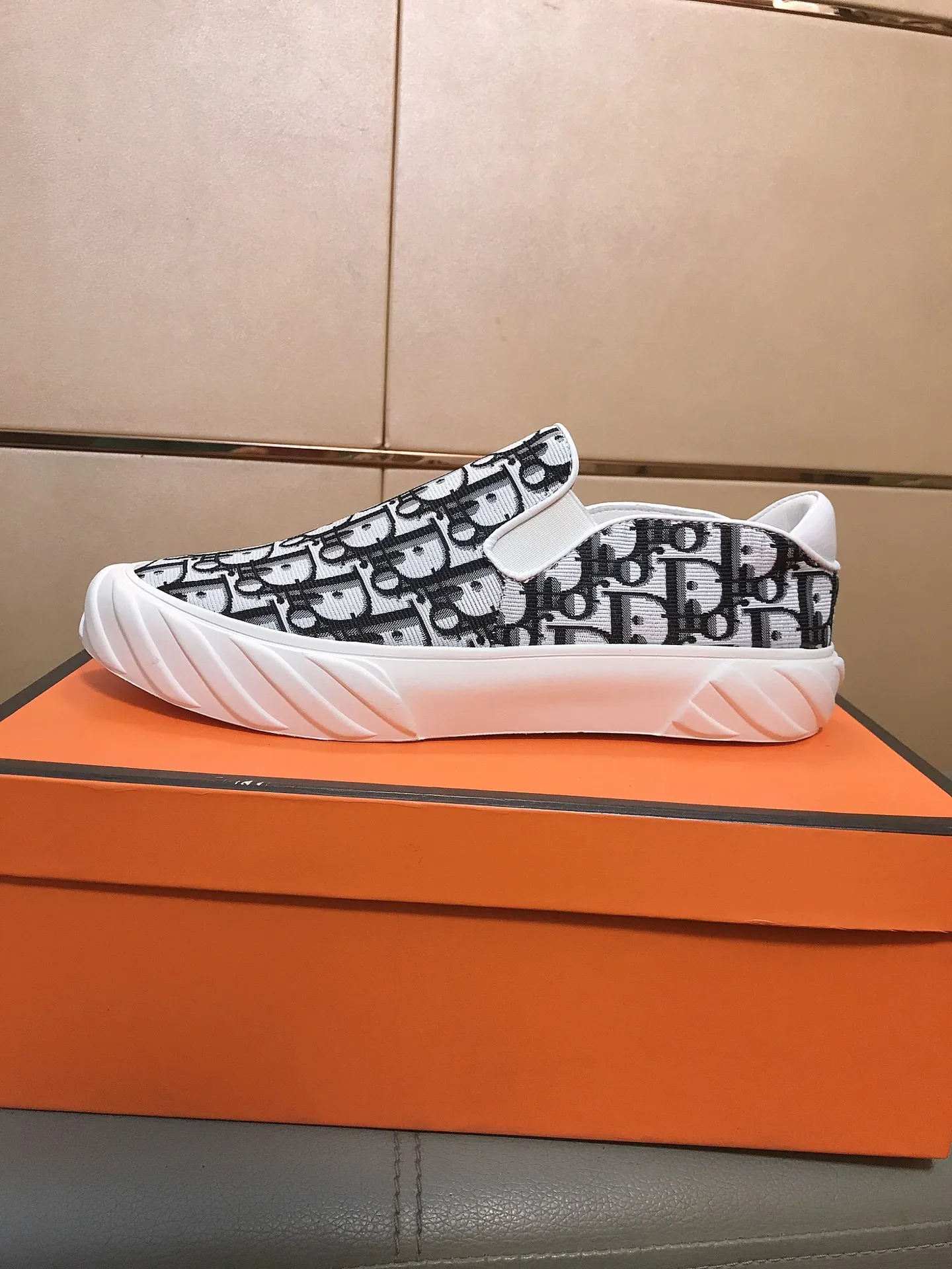 Factory price 380 👉👉[Dior] Dior’s latest model is carefully crafted and set off the audience! An international brand that continues to innovate. This men's high-top all-season casual shoe is made of brand printed material on the upper, pigskin lining and rubber non-slip outsole. It is breathable and comfortable and speaks for itself with quality👄 Size: 38-44